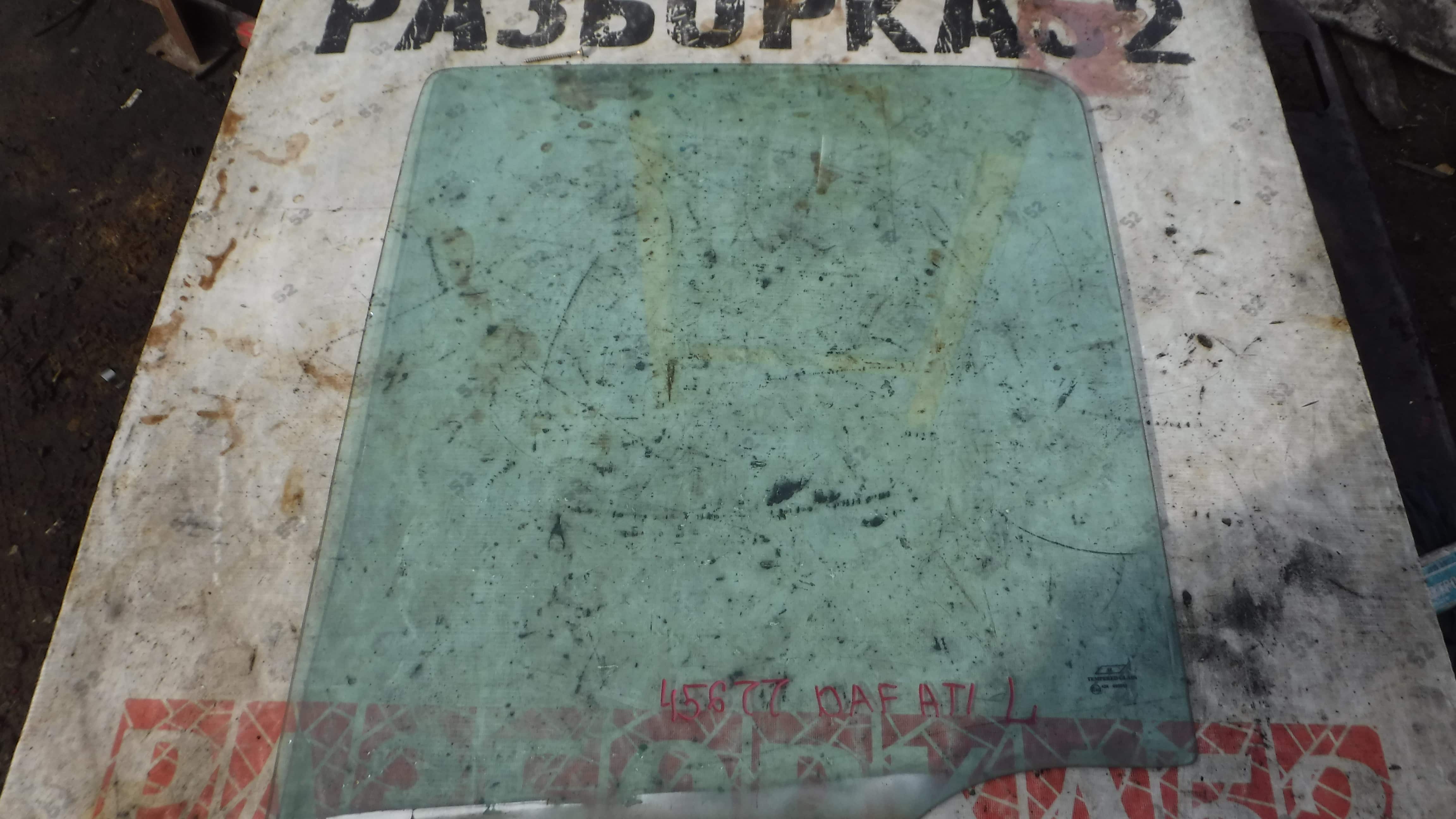 Стекло двери опускное левое Даф DAF 95 ATI 1995